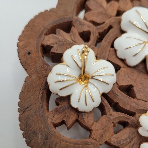 White Hibiscus Flower Earrings and Brooch Set Vintage Enamel Jewelry - Picture 5 of 9